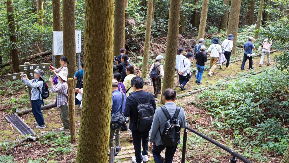 松隈・坂本地区のフットパスコースを歩く参加者の様子